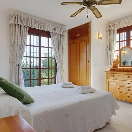 Hermosa Con Piscina Cerca Del Mar بيت للعطل إِستيبونا